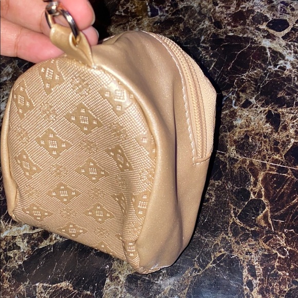 GOLD BACKPACK KEYCHAIN 💕✨ - Picture 4 of 6